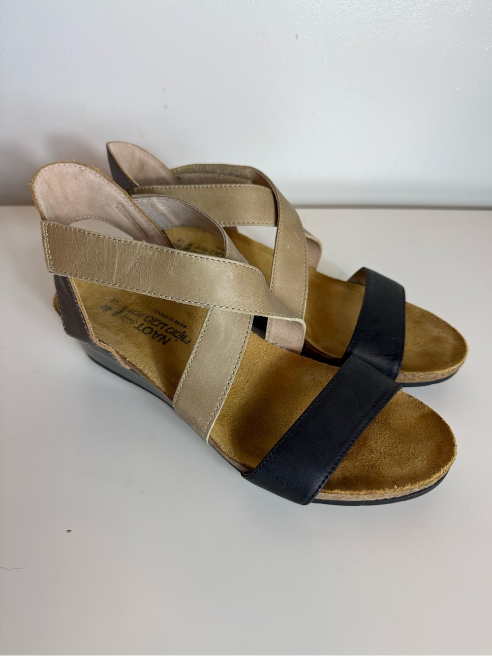 Naot Vixen Strappy Sandals Wedge Criss Cross Hook Loop Size EU40 Black Tan